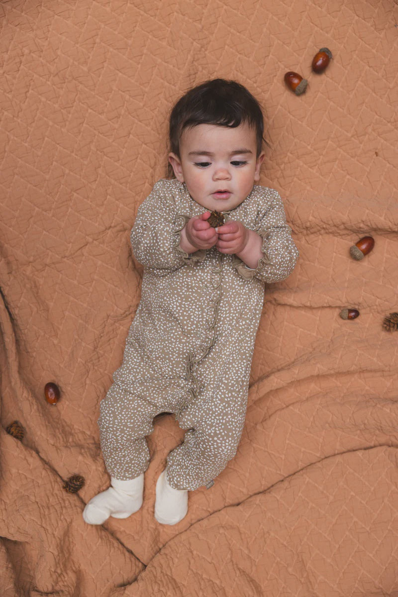 Quapi Playsuit met stippen AOP Sand Dot