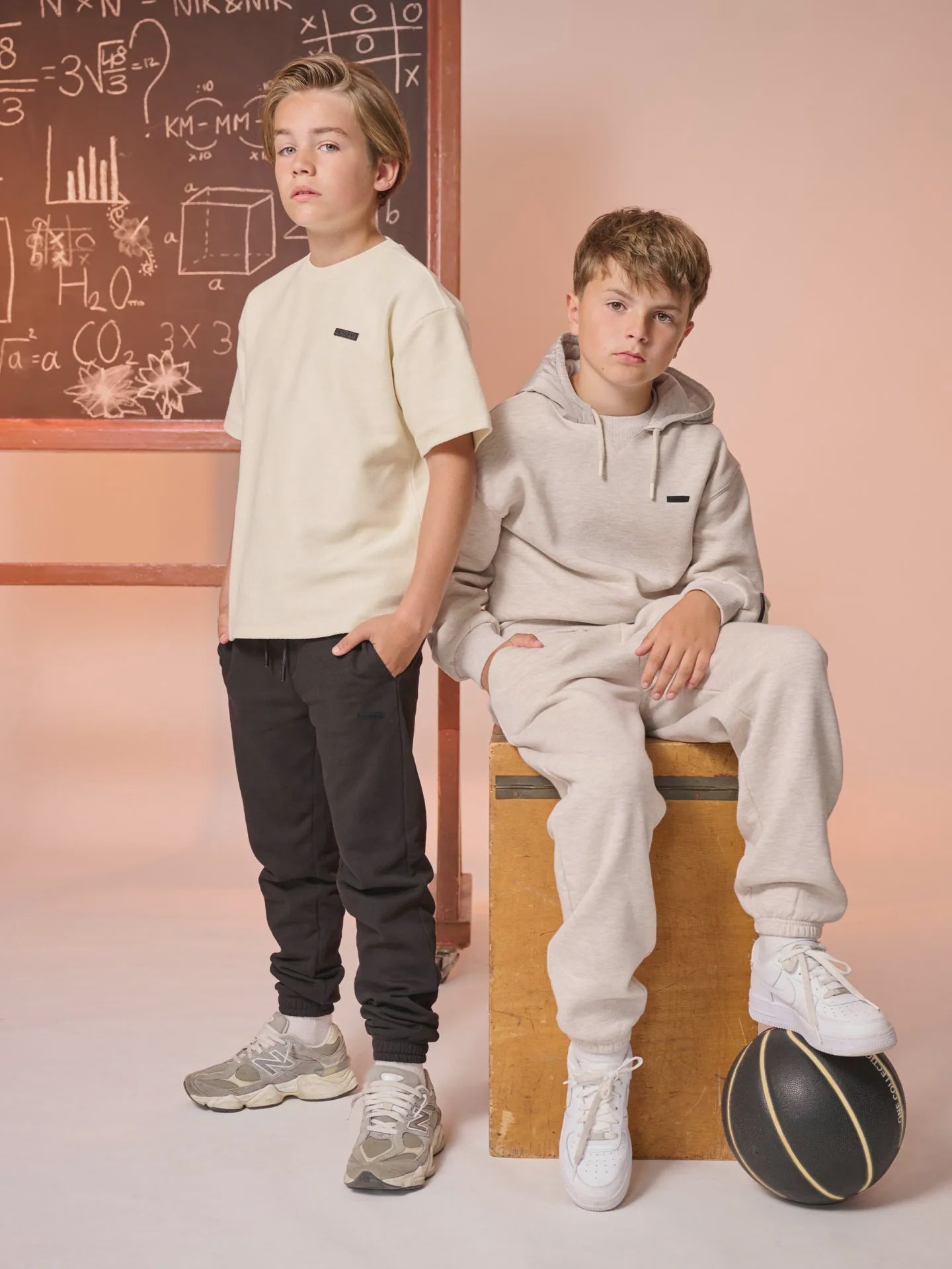 Nik & Nik Oversized T-shirt met logo patch beige